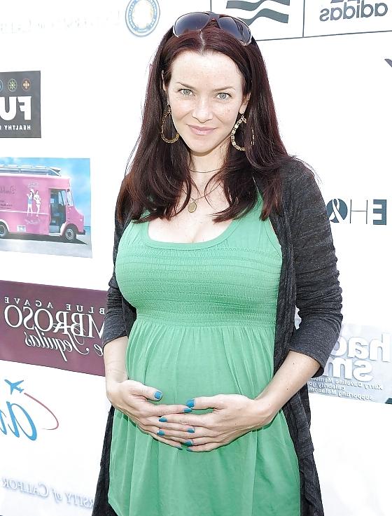 14P Annie Wersching - Pregnant Photos