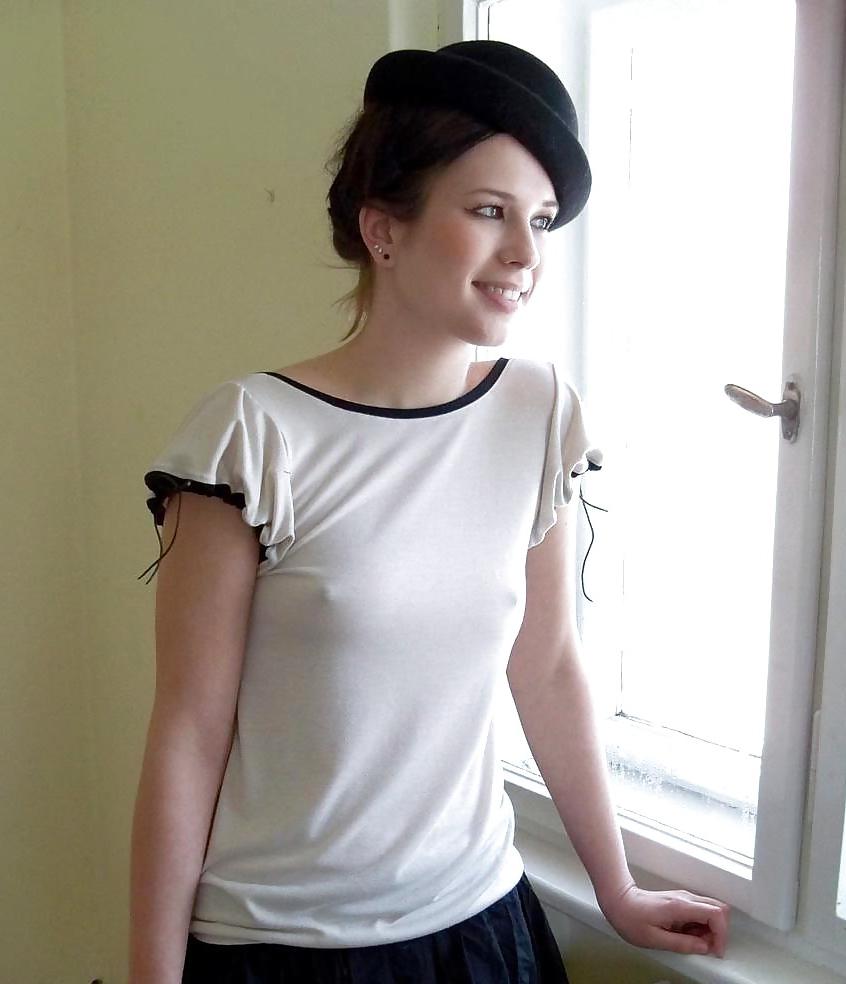 24P She forgot her bra 22.