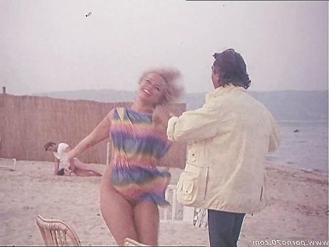 10P Blowjob at the Beach