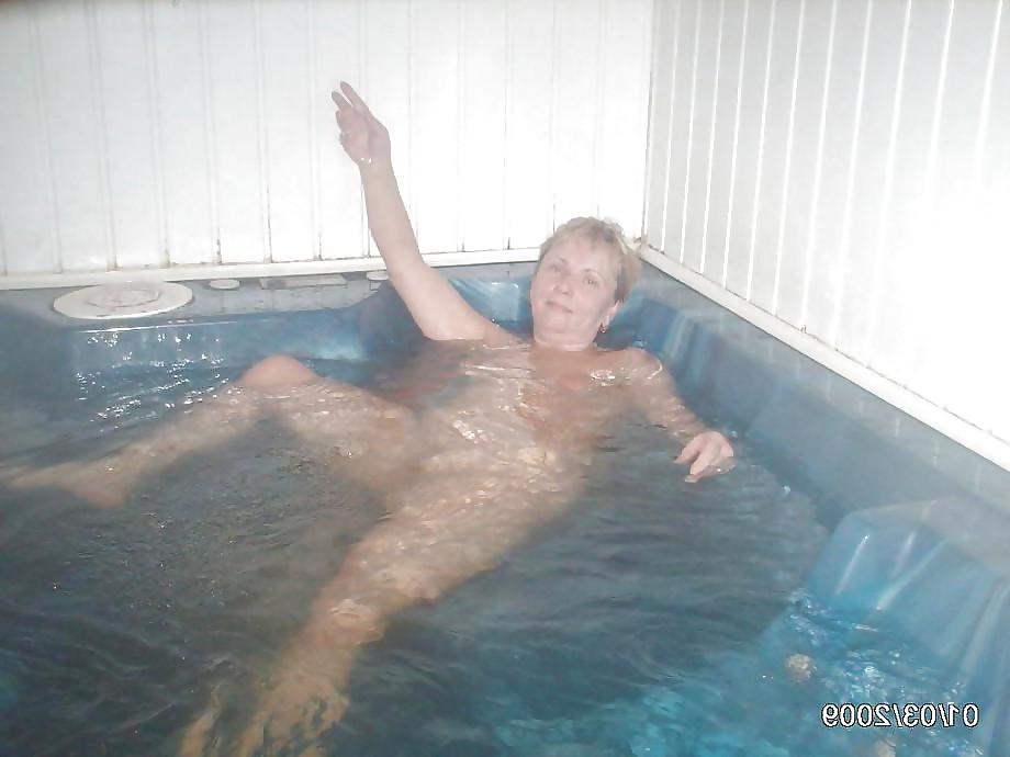 25P Real Amateurs In The Bath!