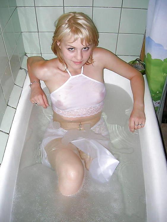 25P Real Amateurs In The Bath!