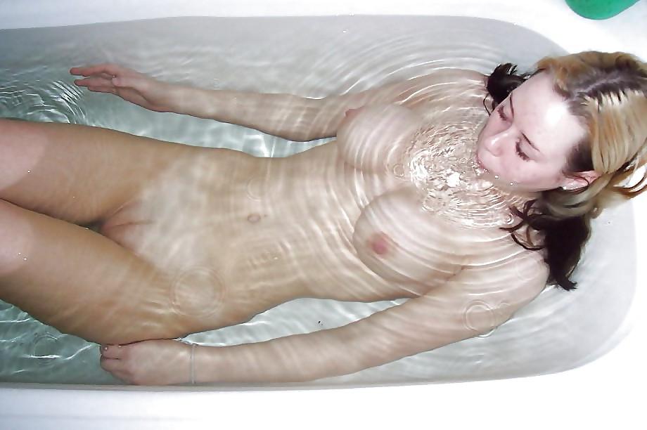 25P Real Amateurs In The Bath!
