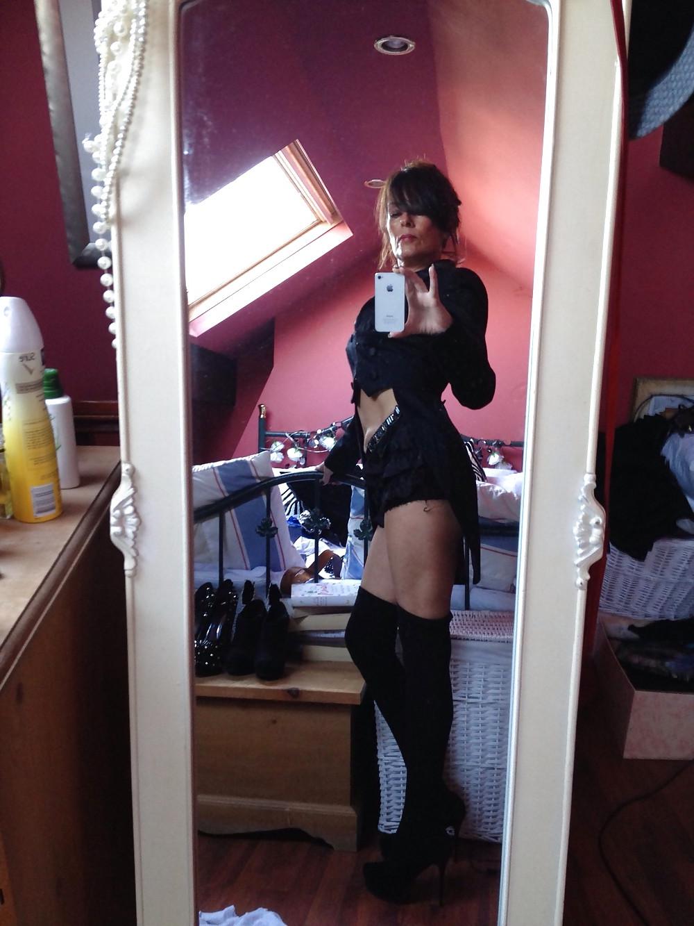 25P Milf posing in lingerie