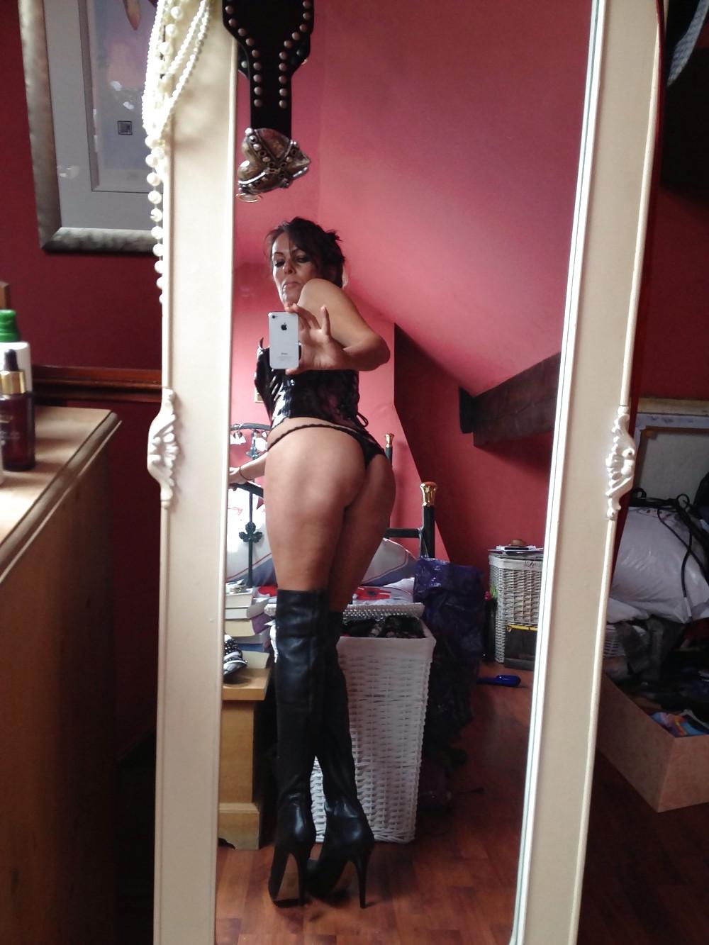 25P Milf posing in lingerie