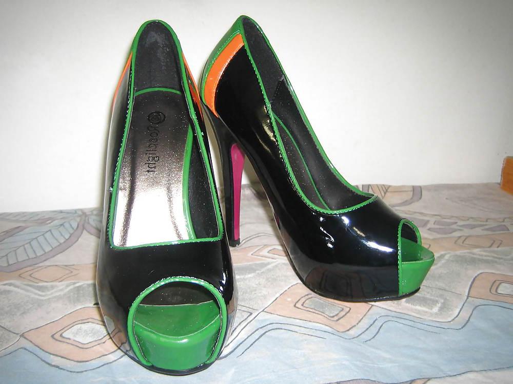 25P Fun with queen and princess shoes