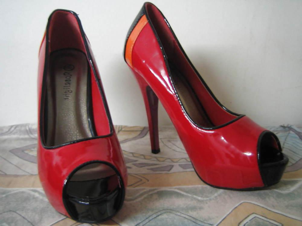 25P Fun with queen and princess shoes