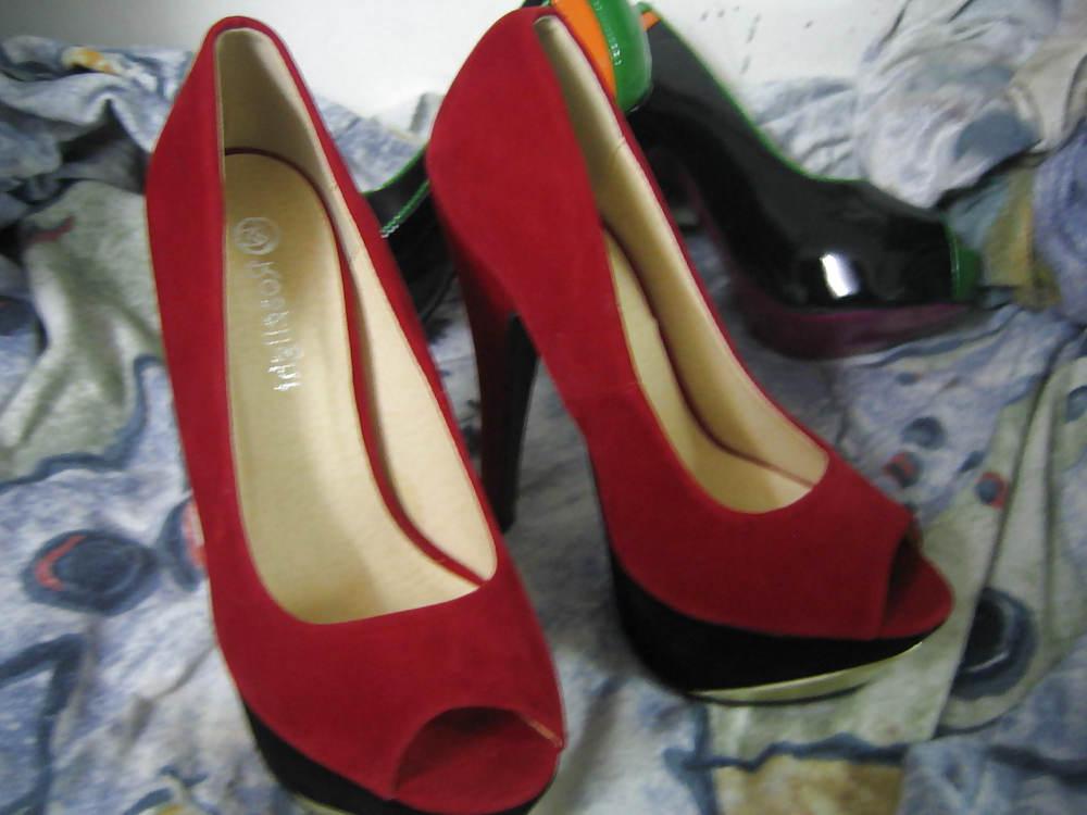 25P Fun with queen and princess shoes