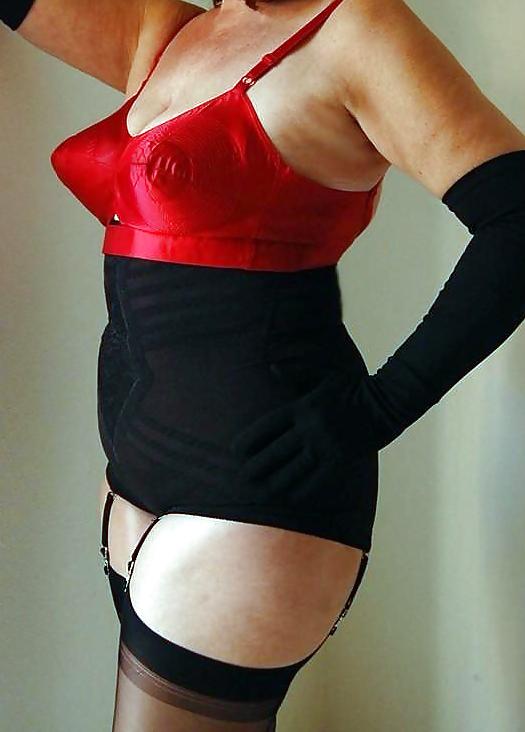 16P Loving Sexy Mummy In Her Girdle