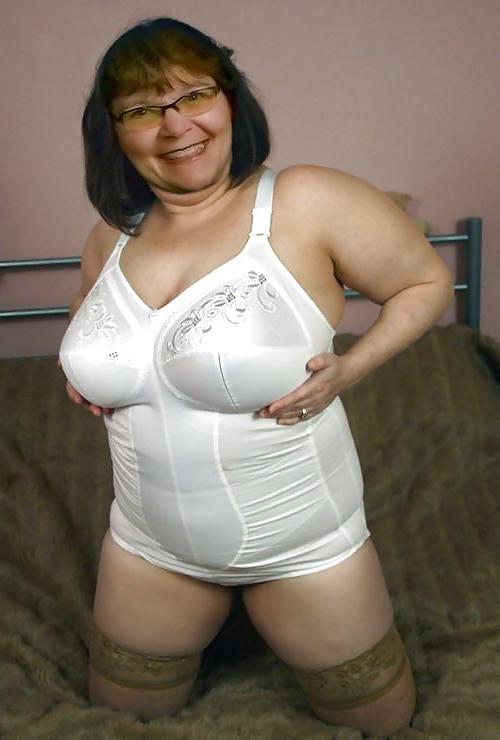 16P Loving Sexy Mummy In Her Girdle