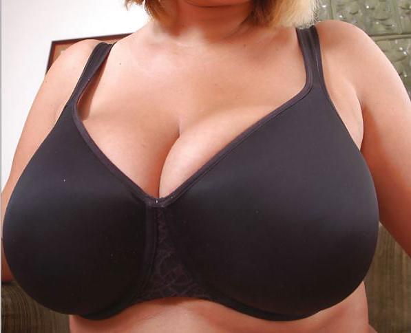 24P Chunky tits in bra 28