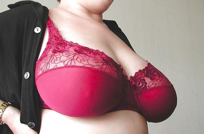 24P Chunky tits in bra 28