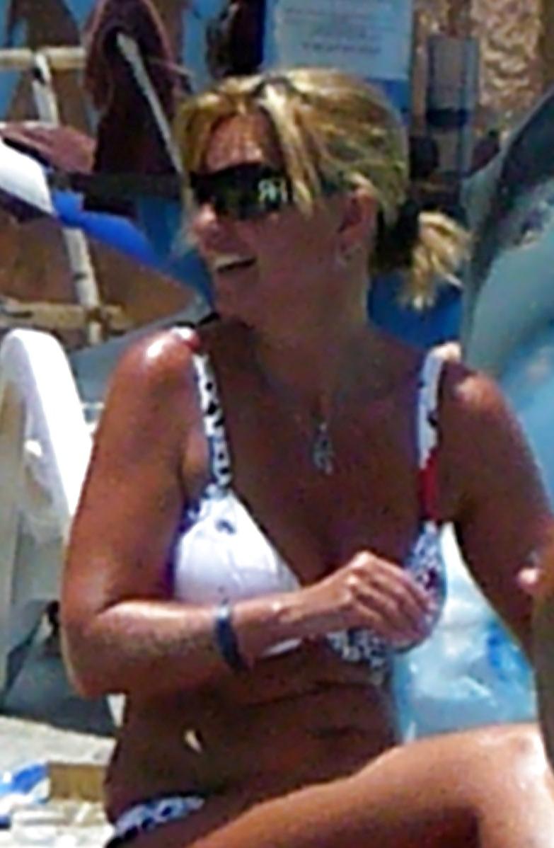25P Hot Bikini Milf (No Nude)