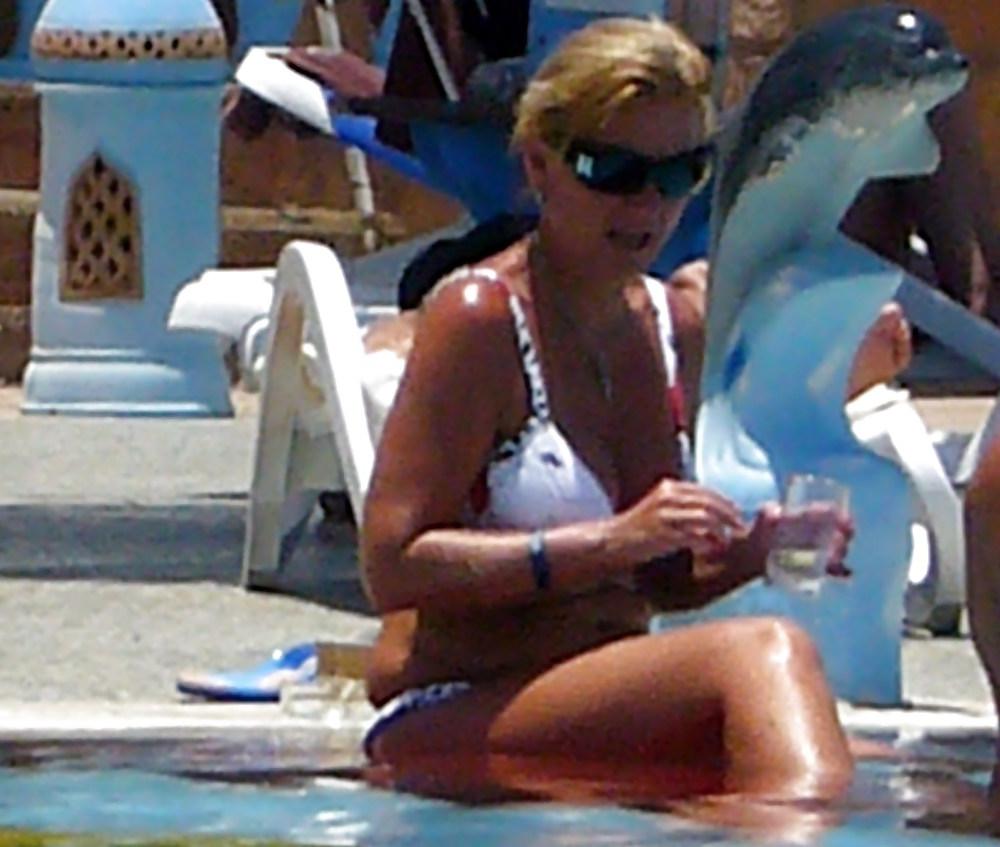 25P Hot Bikini Milf (No Nude)
