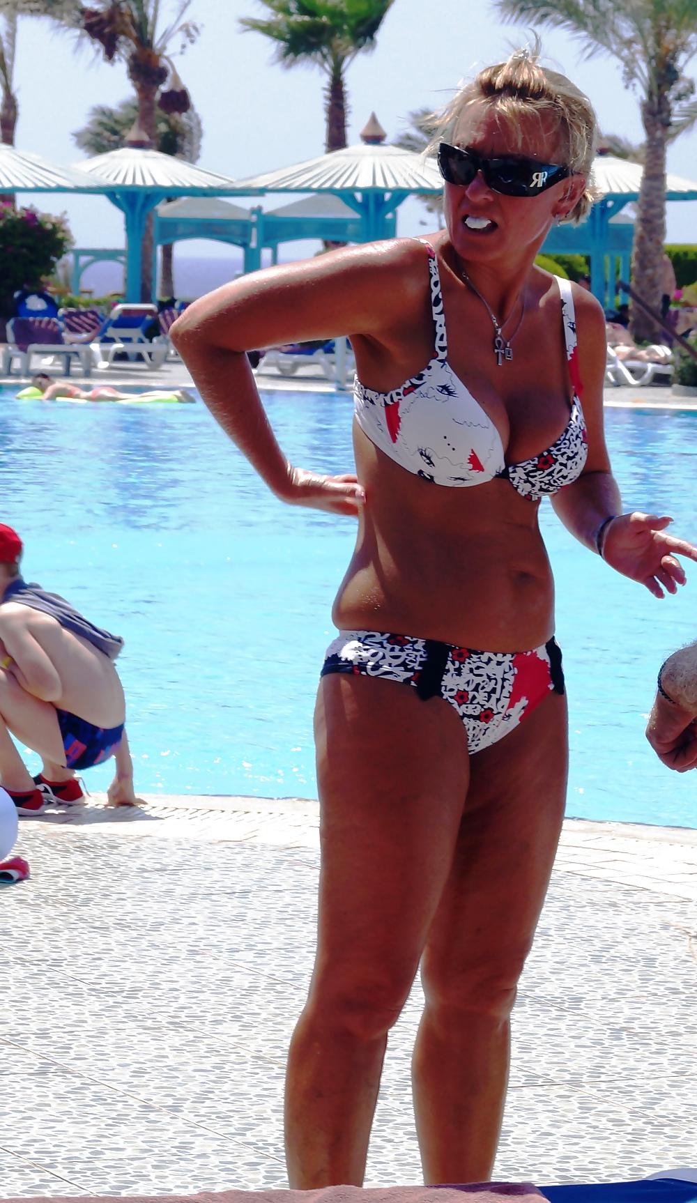 25P Hot Bikini Milf (No Nude)