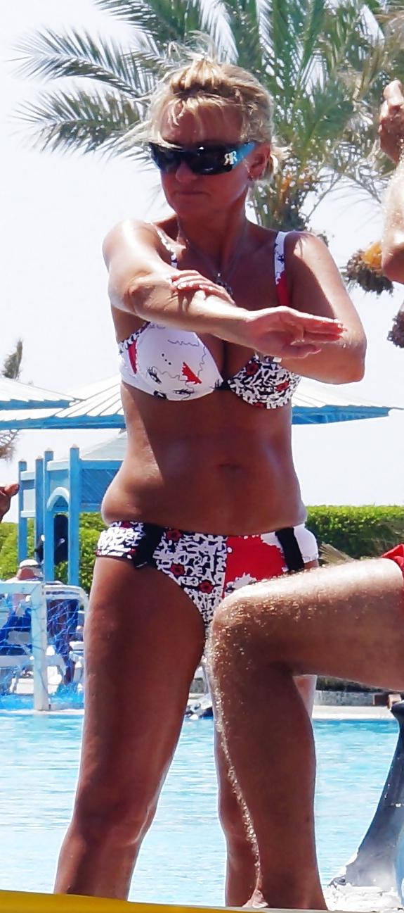 25P Hot Bikini Milf (No Nude)