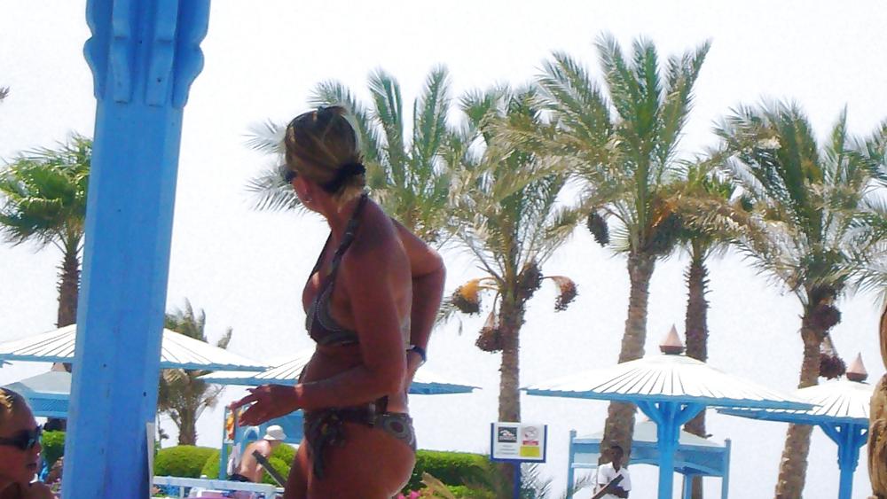 25P Hot Bikini Milf (No Nude)