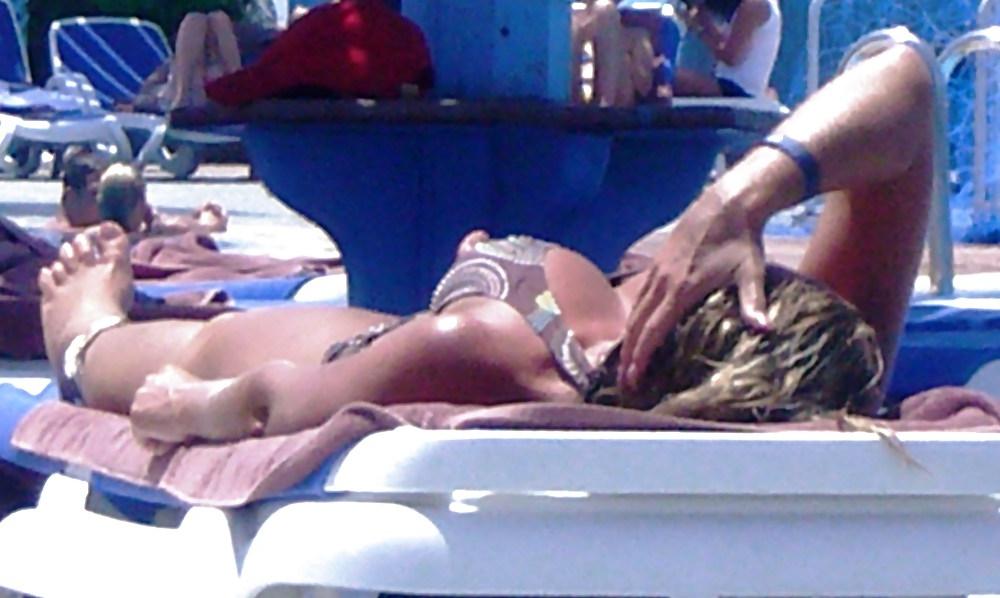 25P Hot Bikini Milf (No Nude)