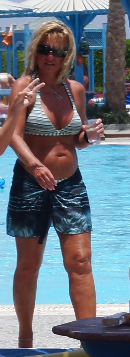 25P Hot Bikini Milf (No Nude)