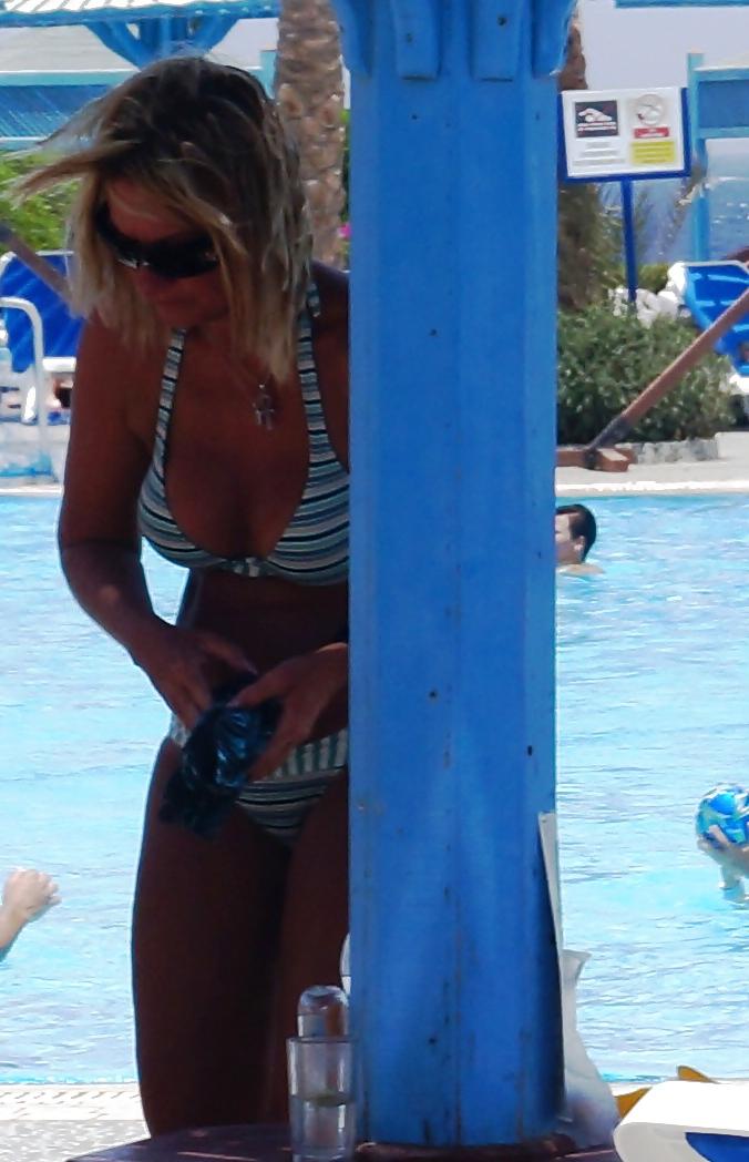 25P Hot Bikini Milf (No Nude)