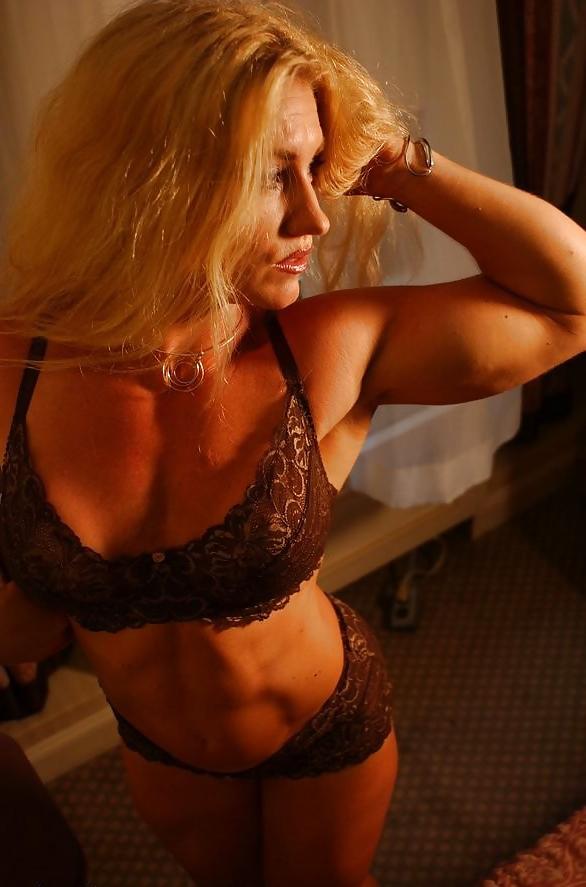 25P Die muskulöse Blondine Marika posiert in einem Hotelzimmer