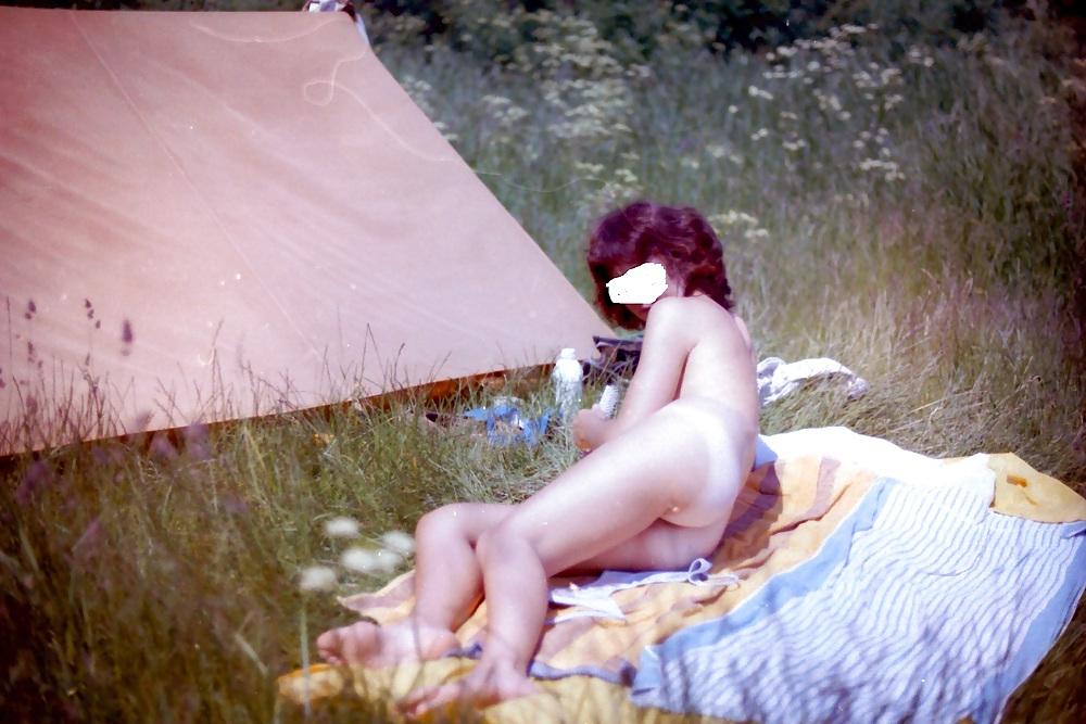 10P Freundin nackt beim Camping