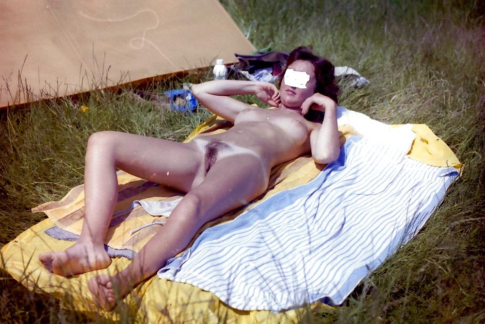 10P Freundin nackt beim Camping