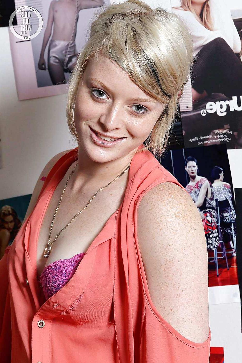 16P Sexy amateur blondie spreads her bald cunt