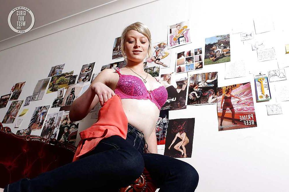 16P Sexy amateur blondie spreads her bald cunt