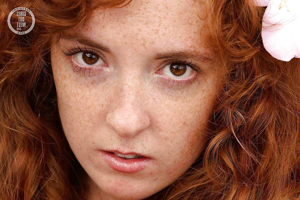 16P Nice amateur redhead babe spreads her flawless hairy cunt