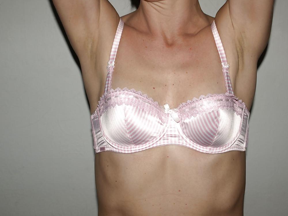 19P Woman their sell bra on the net 