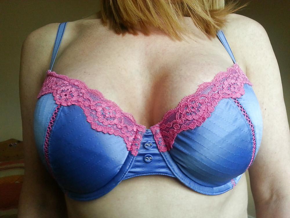 19P Woman their sell bra on the net 