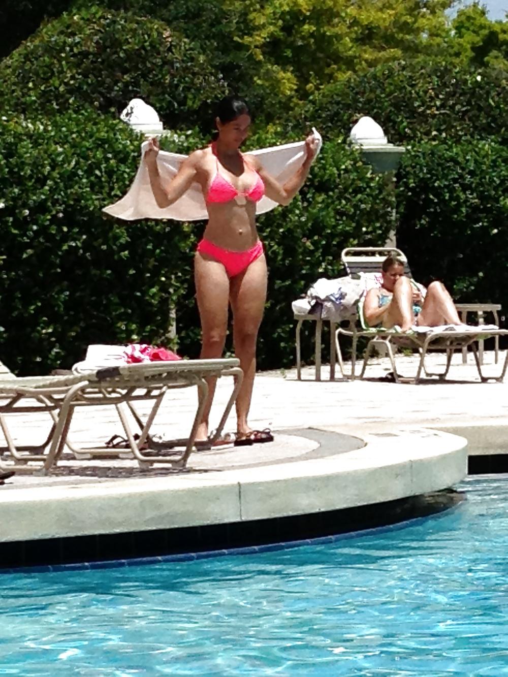 25P Young Milf at the pool