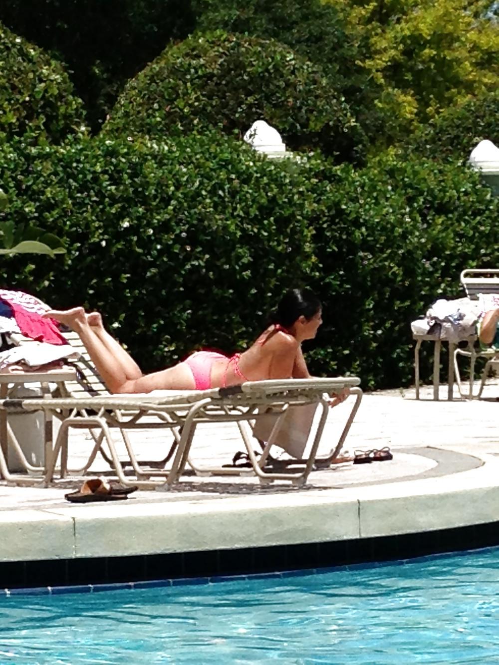 25P Young Milf at the pool