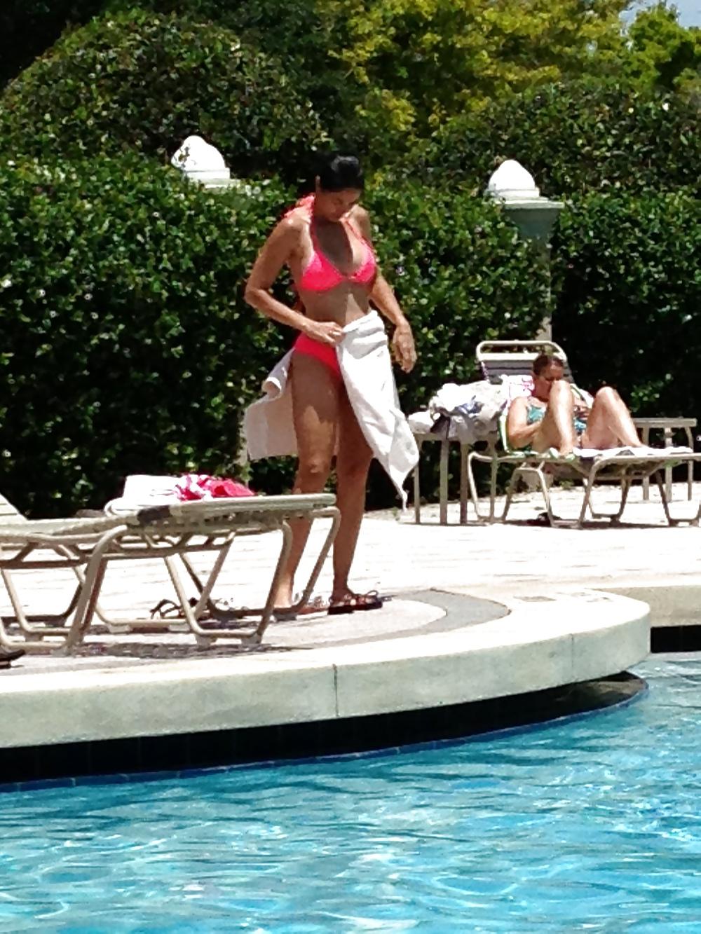 25P Young Milf at the pool