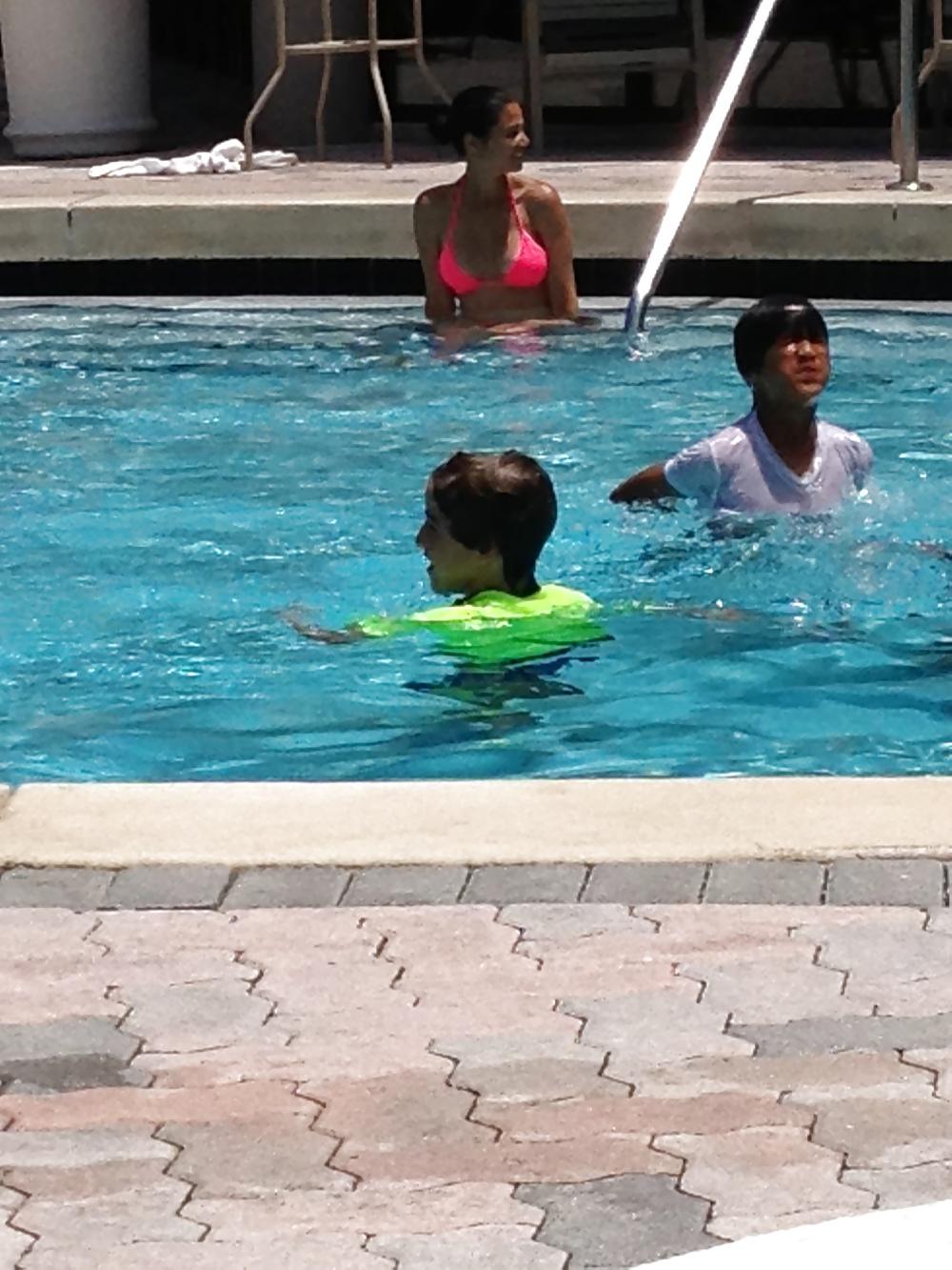 25P Young Milf at the pool