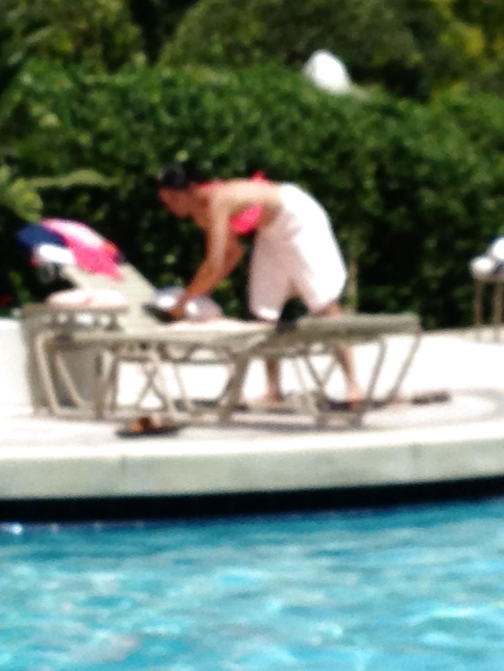 25P Young Milf at the pool