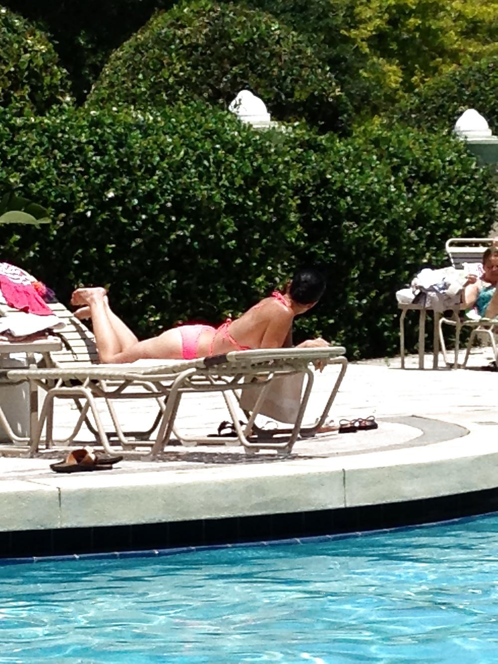 25P Young Milf at the pool
