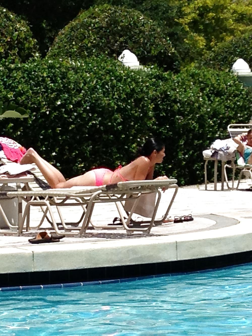 25P Young Milf at the pool