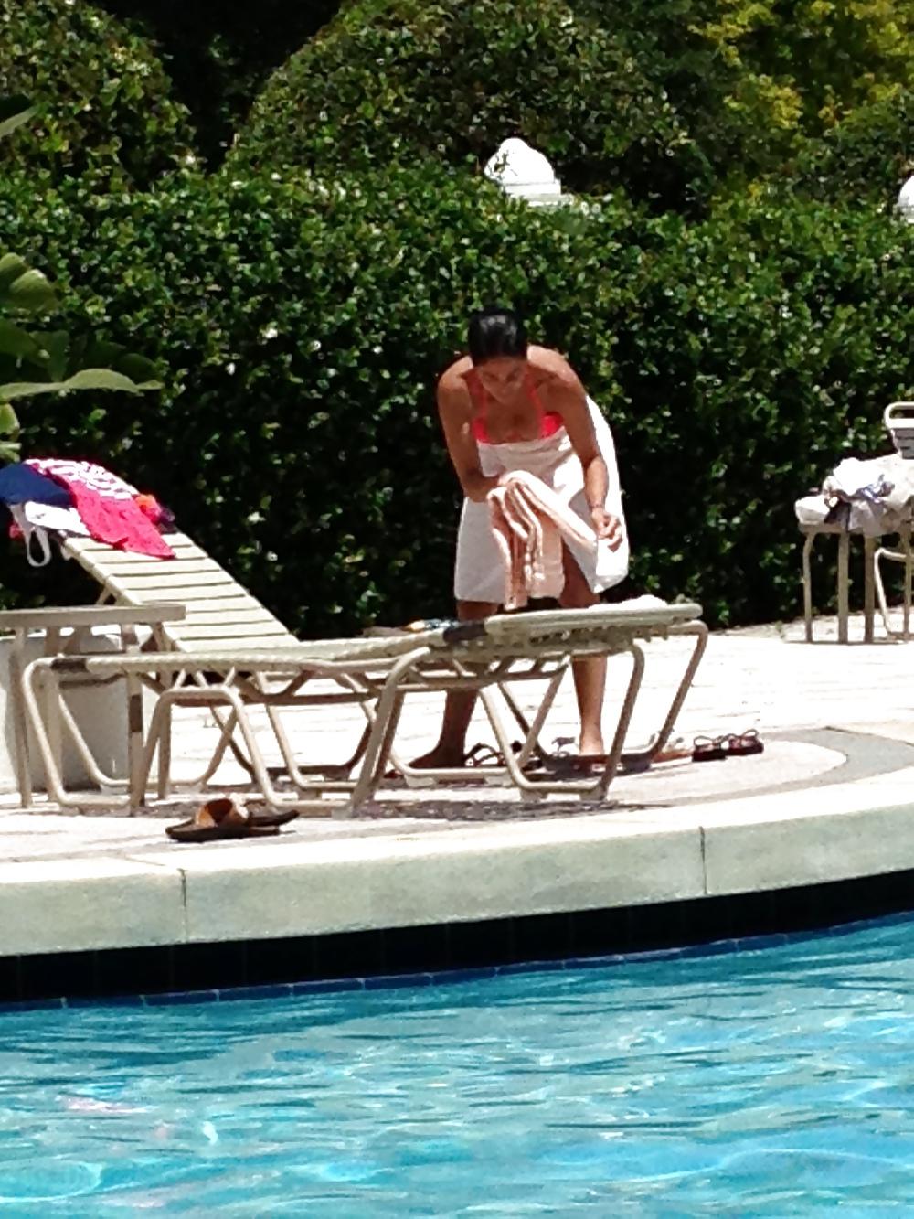 25P Young Milf at the pool