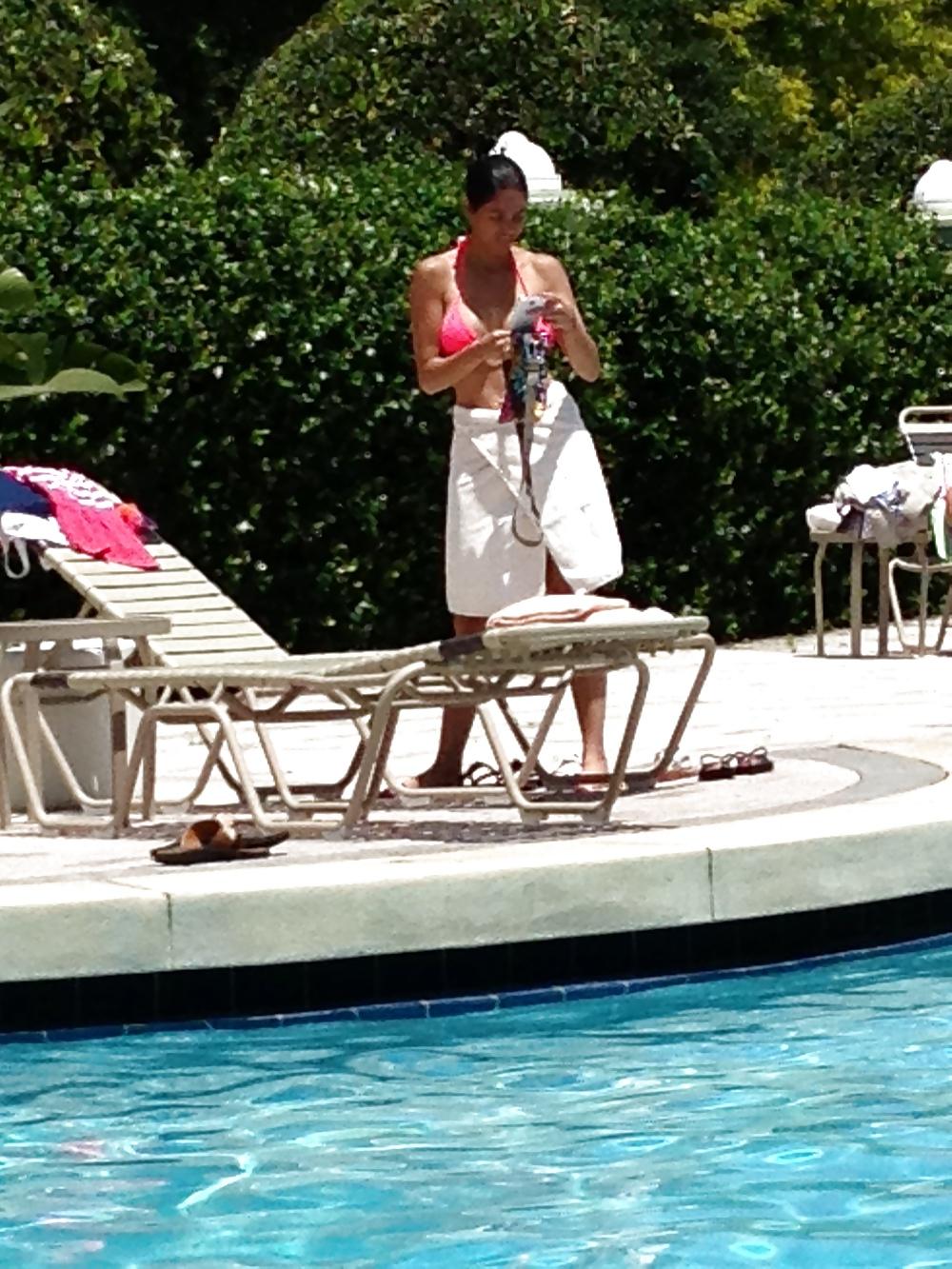 25P Young Milf at the pool