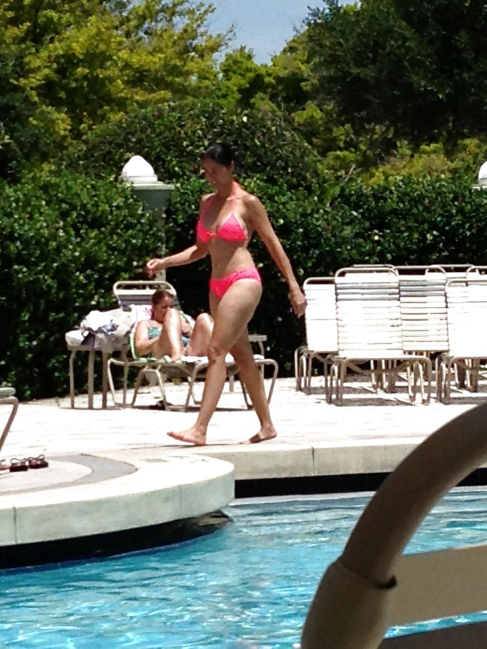 25P Young Milf at the pool