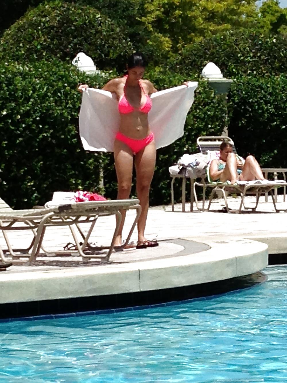 25P Young Milf at the pool