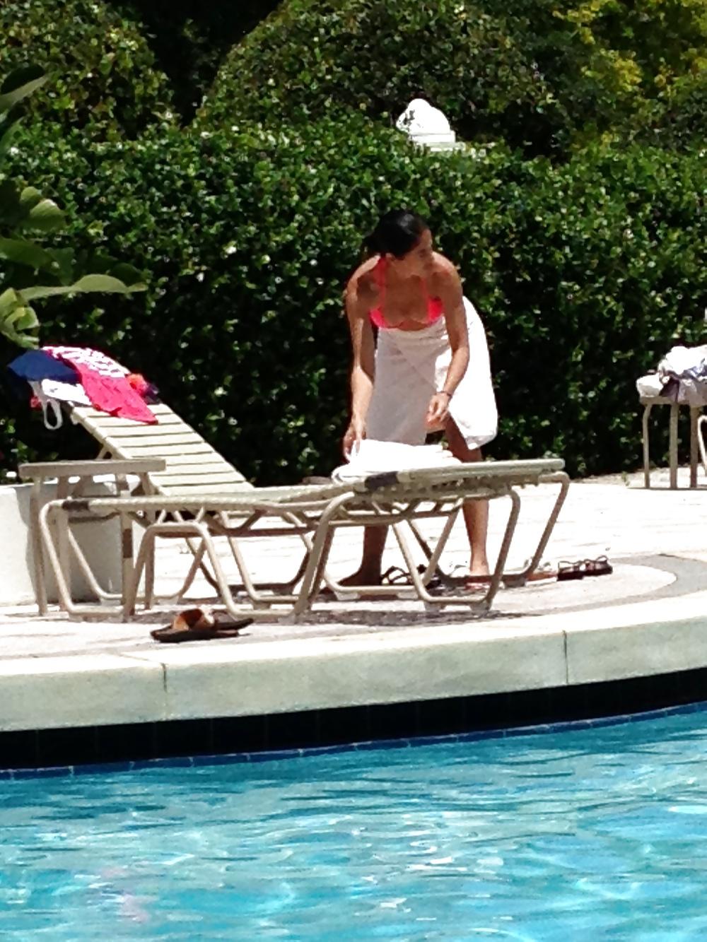 25P Young Milf at the pool