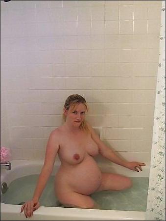 25P Pregnant Amateurs In The Bath