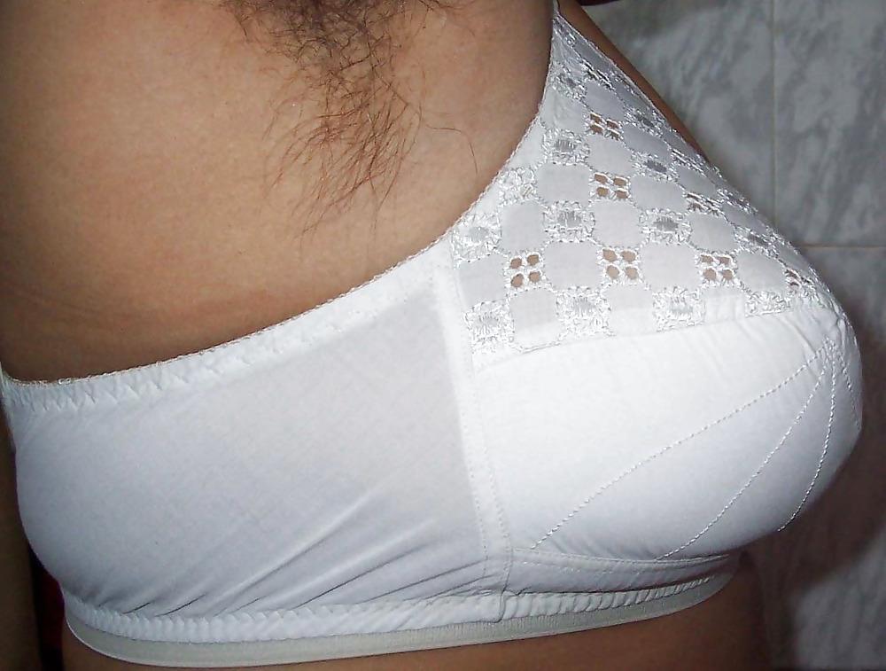 8P WIFE IN WHITE AND BLACK BRA