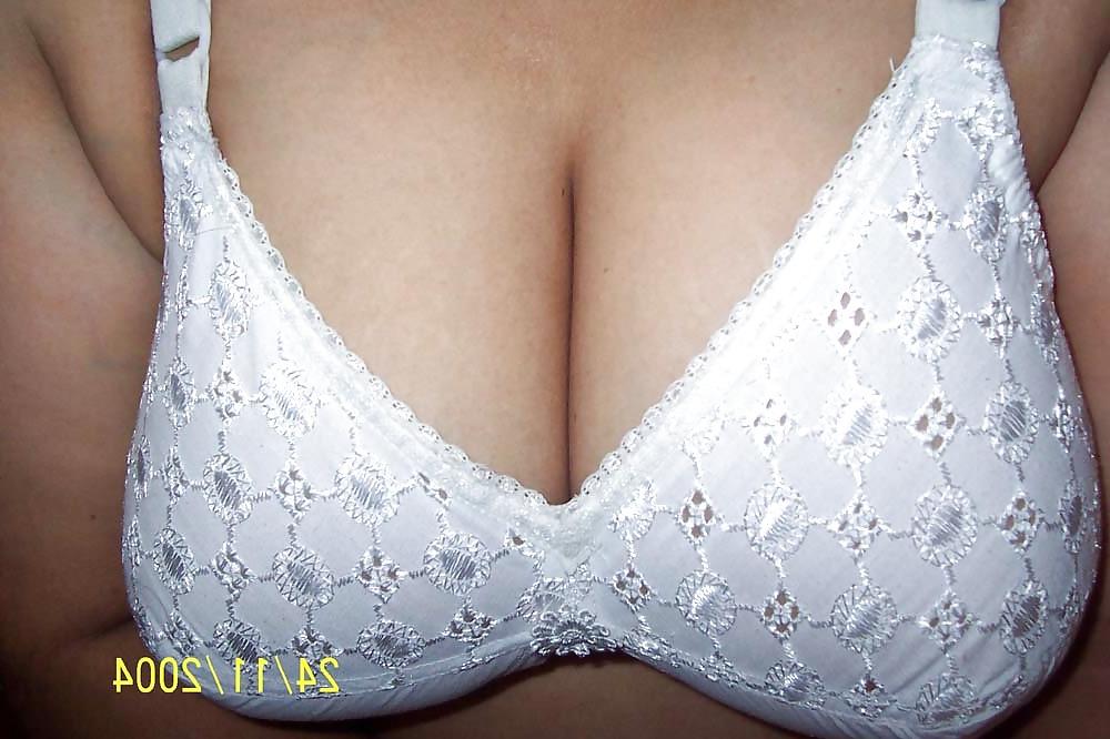 8P WIFE IN WHITE AND BLACK BRA