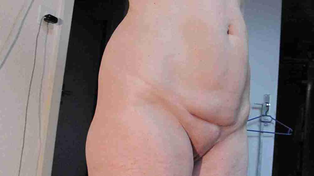 21P Lizann zeigt Arsch und Fotze. Lizann posing Ass and Cunt