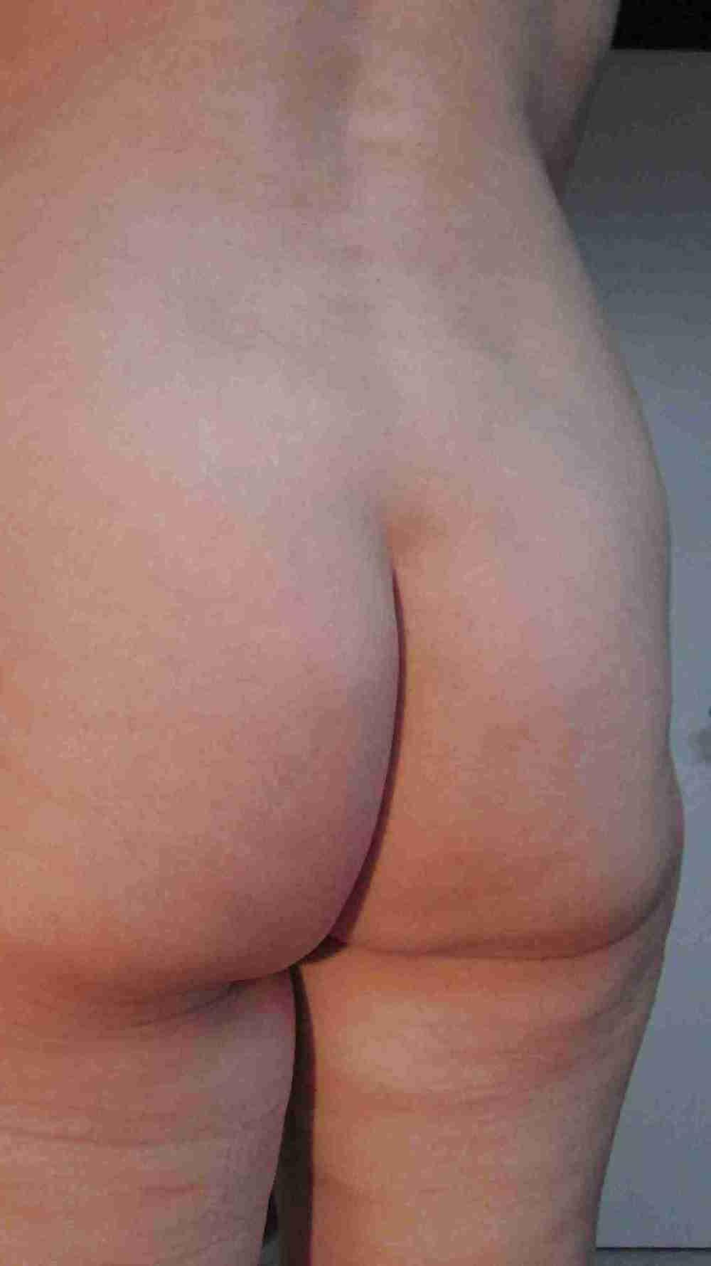 21P Lizann zeigt Arsch und Fotze. Lizann posing Ass and Cunt