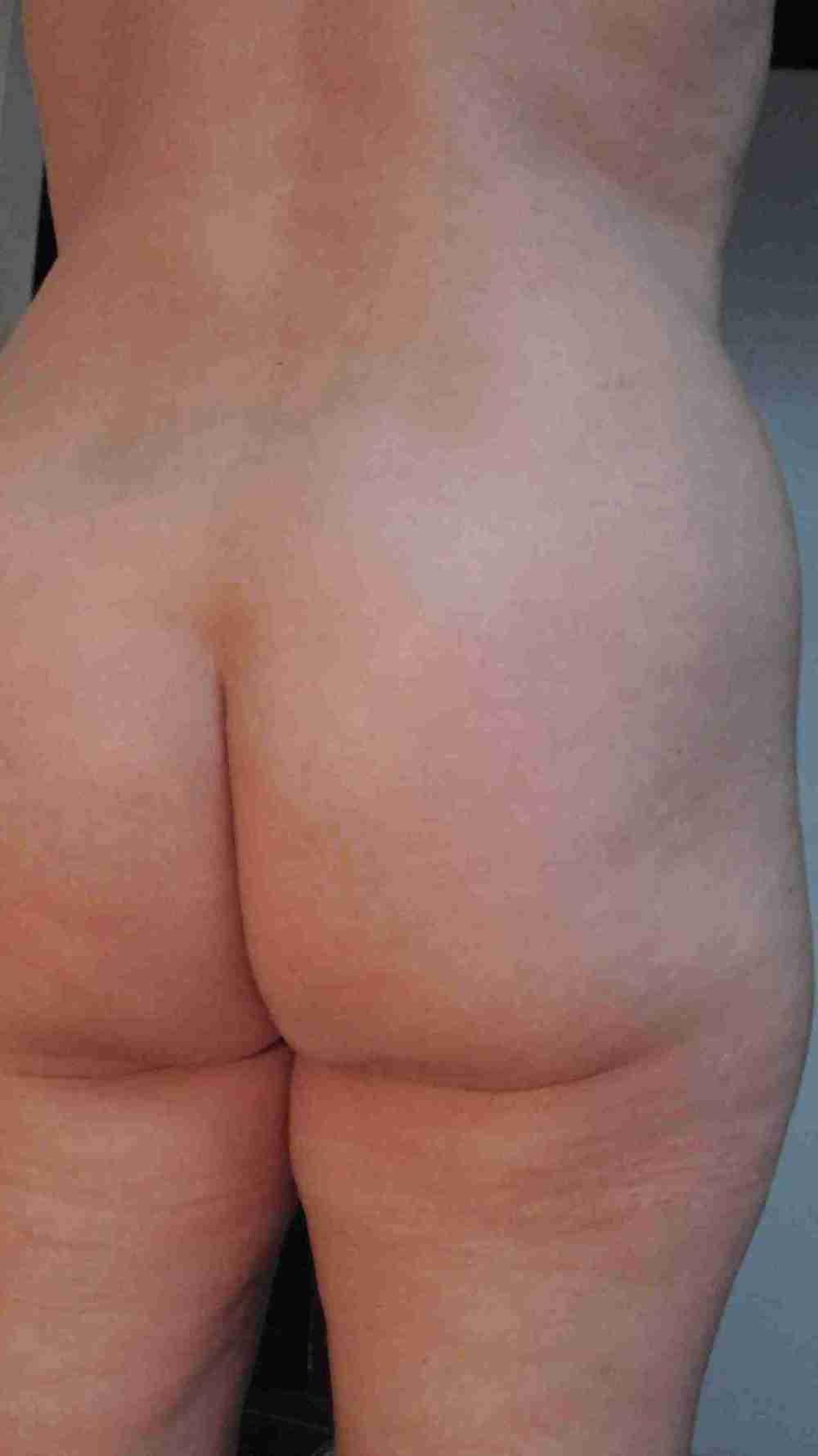 21P Lizann zeigt Arsch und Fotze. Lizann posing Ass and Cunt