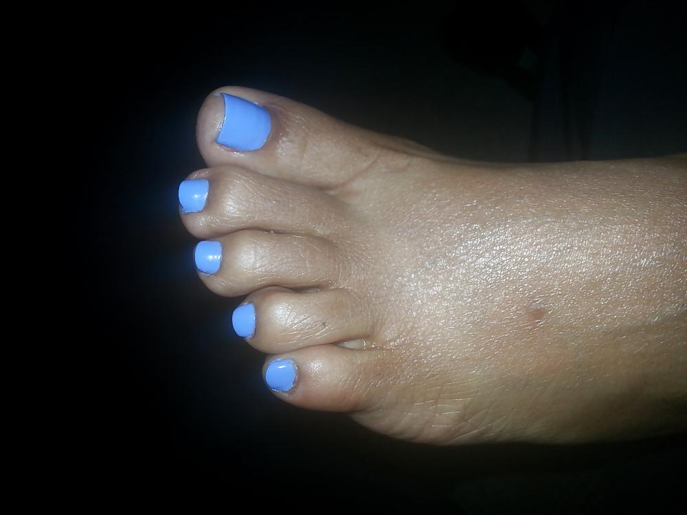6P Pretty toes and feet